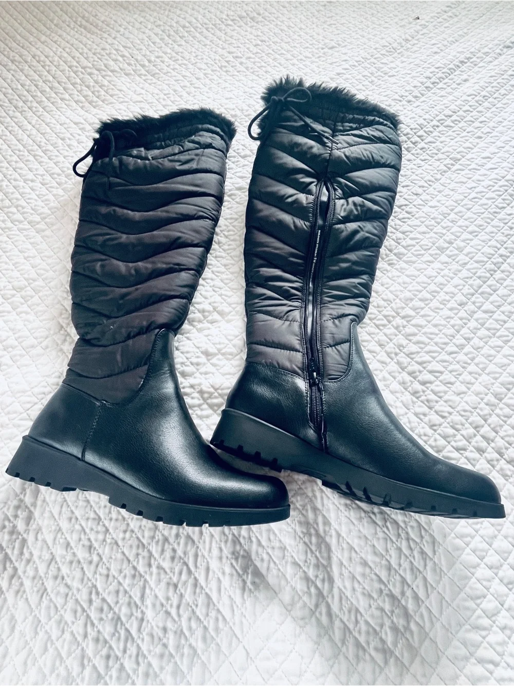 G.H. Bass & Co. Women's Black Quilted Winter Boots with Faux Fur Trim. Size 9